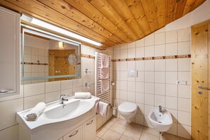 Shower, towels - Apartment 'Gartnerhof Sonnenblume' with Mountain View, Shared Garden and Wi-Fi (Gossensaß)