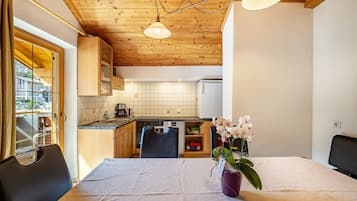 Réfrigérateur, un four, surface de cuisson, lave-vaisselle