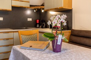 Interior - Apartment 'Gartnerhof Glücksklee' with Mountain View, Shared Garden and Wi-Fi (Gossensaß)