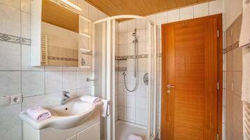 Shower, free toiletries, towels