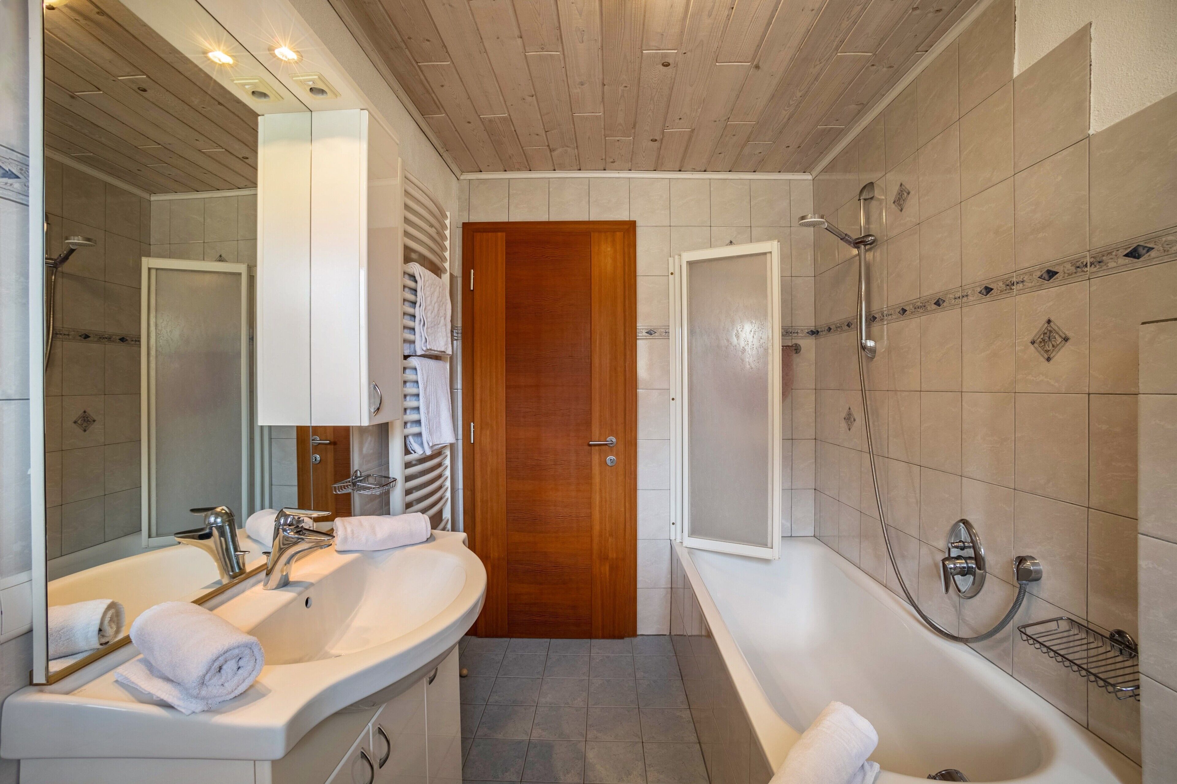Een douche, handdoeken