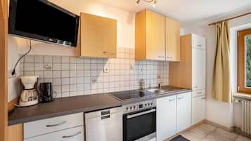 Kjøleskap, ovn, kokeplater og oppvaskmaskin