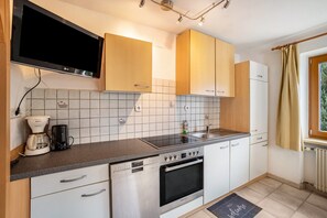 Een koelkast, een oven, een kookplaat, een vaatwasser