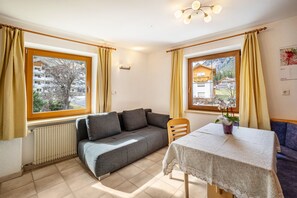 TV - Apartment 'Gartnerhof Rose' with Mountain View, Shared Garden and Wi-Fi (Gossensaß)