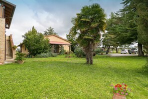 Property grounds - Apartment "Il Nazareno - Il Coppaio" with Shared Pool & Wi-Fi (cecina)