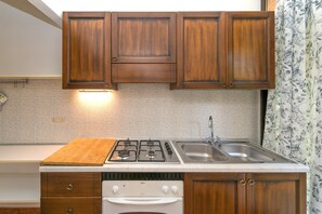 Fridge, oven, stovetop, high chair - Agriturismo "Il Nazareno - Il Coppaio" with Shared Pool and Wi-Fi (cecina)