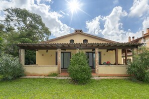 Exterior - Apartment "Il Nazareno - Il Coppaio" with Shared Pool & Wi-Fi (cecina)