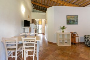 Dining - Apartment "Il Nazareno - Il Coppaio" with Shared Pool & Wi-Fi (cecina)