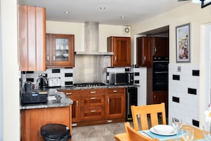 Classic Double Room | Shared kitchen facilities - stylish 6 bed home  (Manchester)