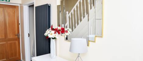 Standard Room, 1 Bedroom, Non Smoking | Living area | 27-inch flat-screen TV with digital channels