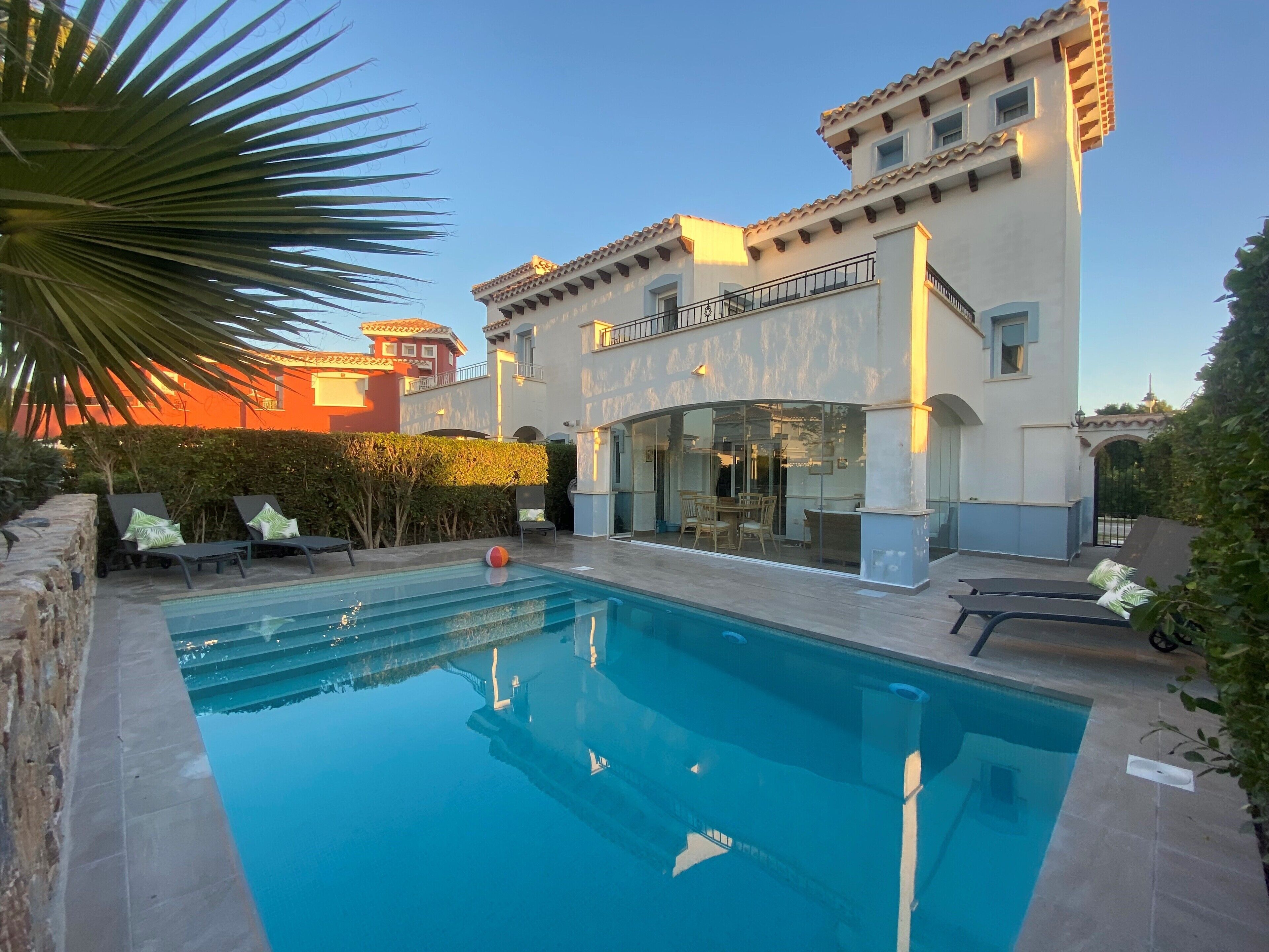 Een buitenzwembad en een verwarmd zwembad