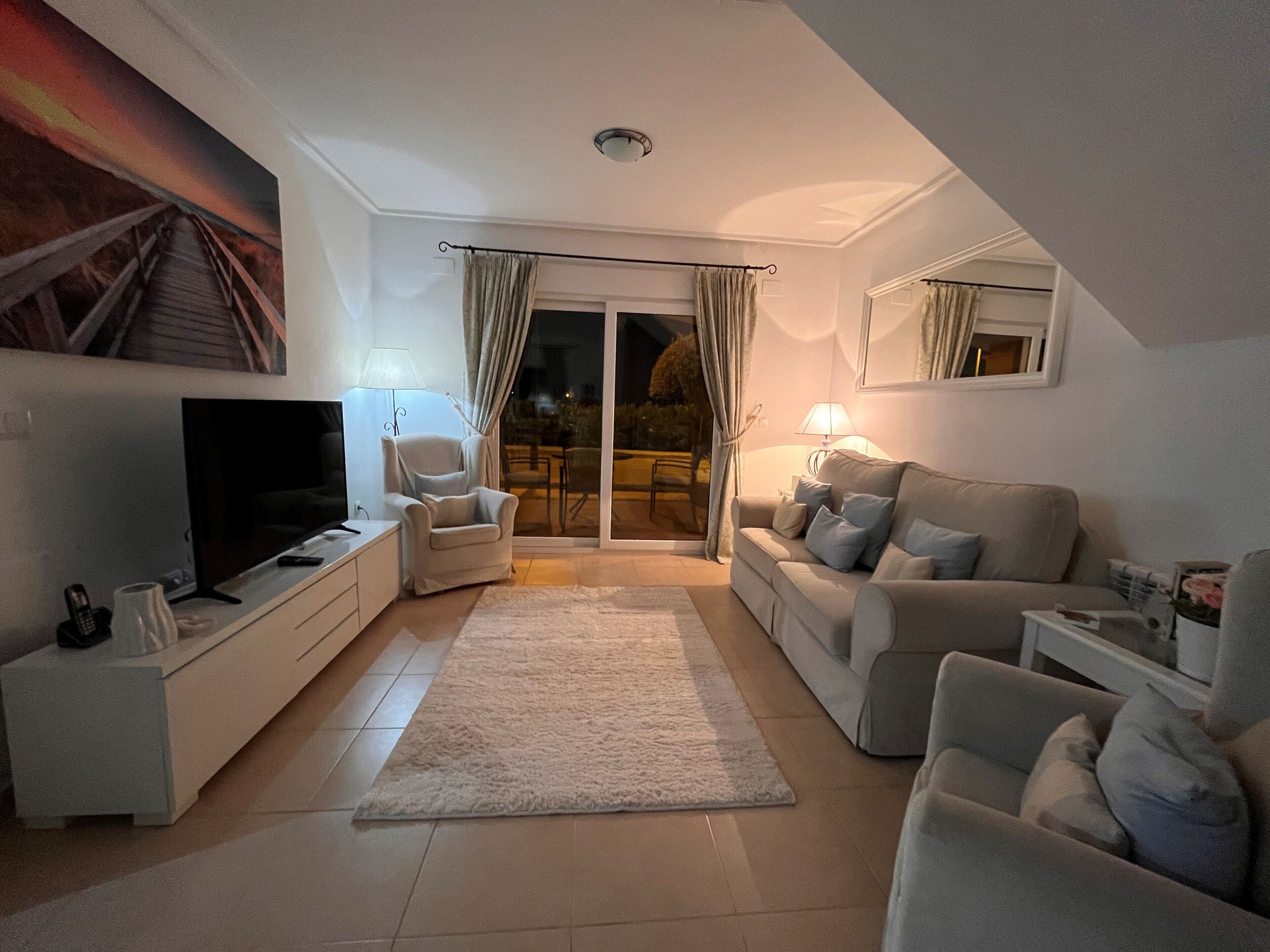 Smart-TV, DVD-spiller, bøker og stereoanlegg