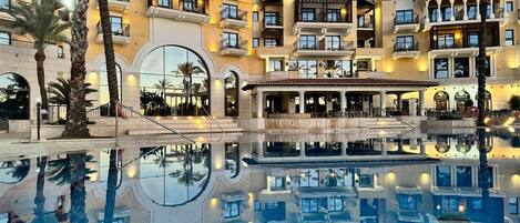 Utomhuspool och uppvärmd pool