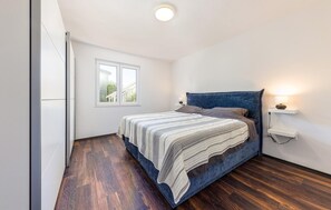 5 bedrooms, iron/ironing board, travel crib, free WiFi - Awesome home in Podstrana (Podstrana)