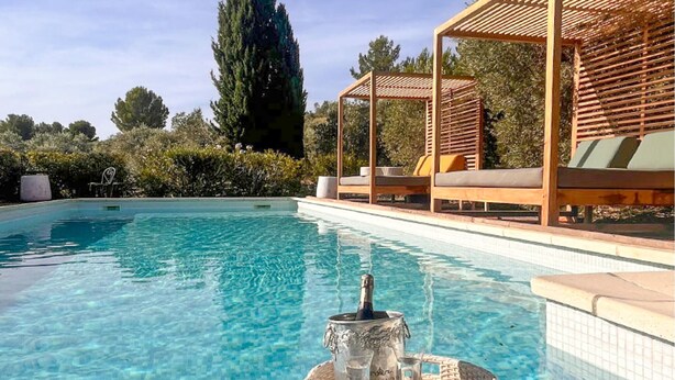 A clear swimming pool with lounge chairs and a pergola structure. - Luxurious home in Mouries with private swimming pool, can be inside or outside (Mouries)