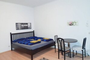 1 bedroom, iron/ironing board, WiFi, bed sheets - Charming 1BR Apt.-Perfect for LongStays (Wien)