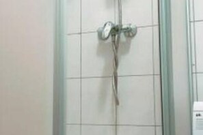 Douche, séchoir à cheveux, serviettes fournies, savon