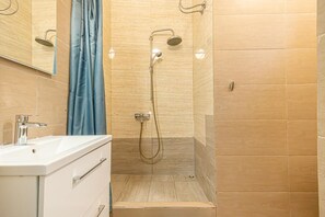 Douche, séchoir à cheveux, serviettes fournies, savon