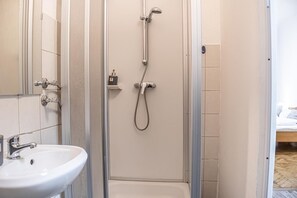 Dusche, Haartrockner, Handtücher, Seife