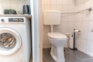 Een douche, een haardroger, handdoeken, zeep