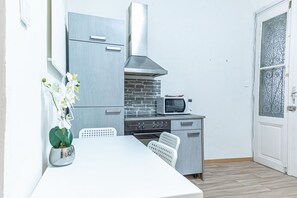 Een koelkast, een microgolfoven, een oven, een kookplaat