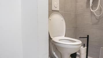 Ducha, secador de pelo, toallas y jabón