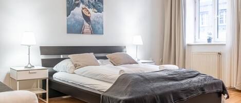 2 多间卧室、办公桌、WiFi、床单