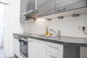 Frigorífico, microondas, horno y placa de cocina