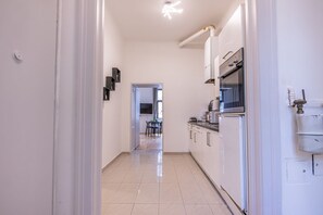 Fridge, microwave, oven, stovetop - Stadthalle Oasis: Stylish 3BR Apartment in Vienna (Wien)