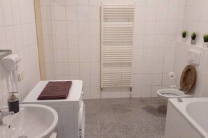 Douche, sèche-cheveux, serviettes fournies, shampoing