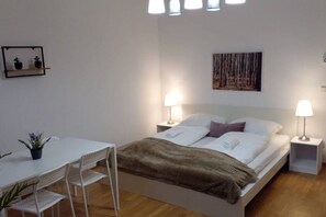 2 bedrooms, iron/ironing board, WiFi, bed sheets - Pleasing 2BR Apt.-Perfect for Longstays (Wien)
