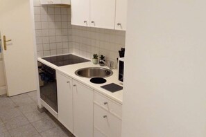 冷蔵庫、電子レンジ、オーブン、コンロ