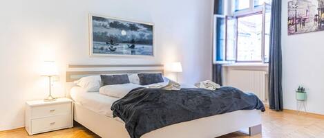 3 bedrooms, desk, WiFi, bed sheets