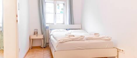 3 bedrooms, desk, WiFi, bed sheets