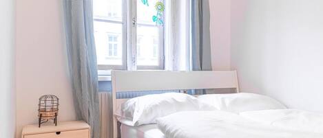 3 bedrooms, desk, WiFi, bed sheets