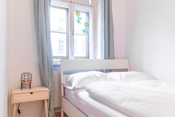 3 bedrooms, desk, WiFi, bed sheets