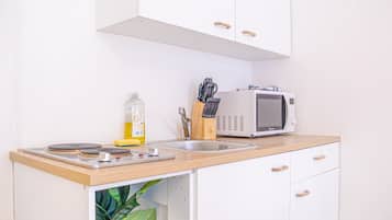 Microondas, placa de cocina, lavavajillas y cafetera o tetera