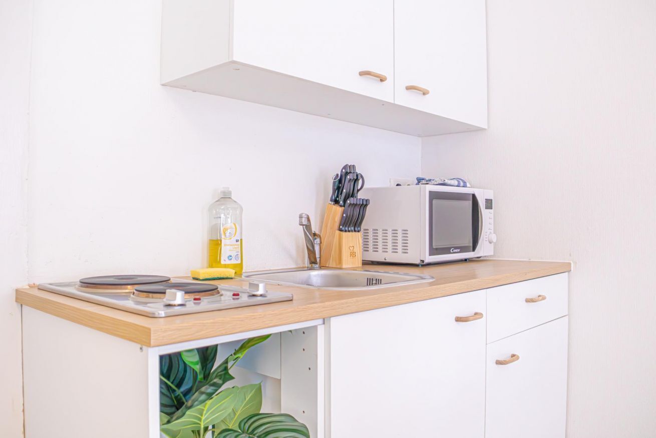 Microwave, stovetop, dishwasher, coffee/tea maker