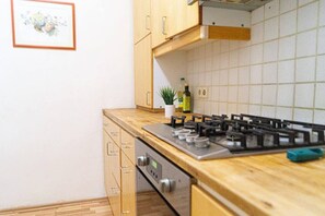 Kylskåp, ugn, spishäll och brödrost
