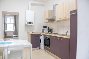 Kylskåp, mikrovågsugn, ugn och spishäll