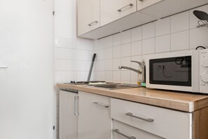Geladeira, micro-ondas, cooktop, cafeteira/chaleira