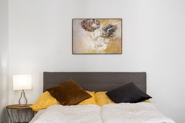 1 bedroom, desk, WiFi, bed sheets