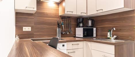 Fridge, microwave, stovetop, dishwasher