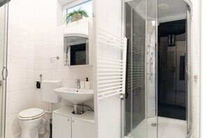 Douche, sèche-cheveux, serviettes fournies, savon