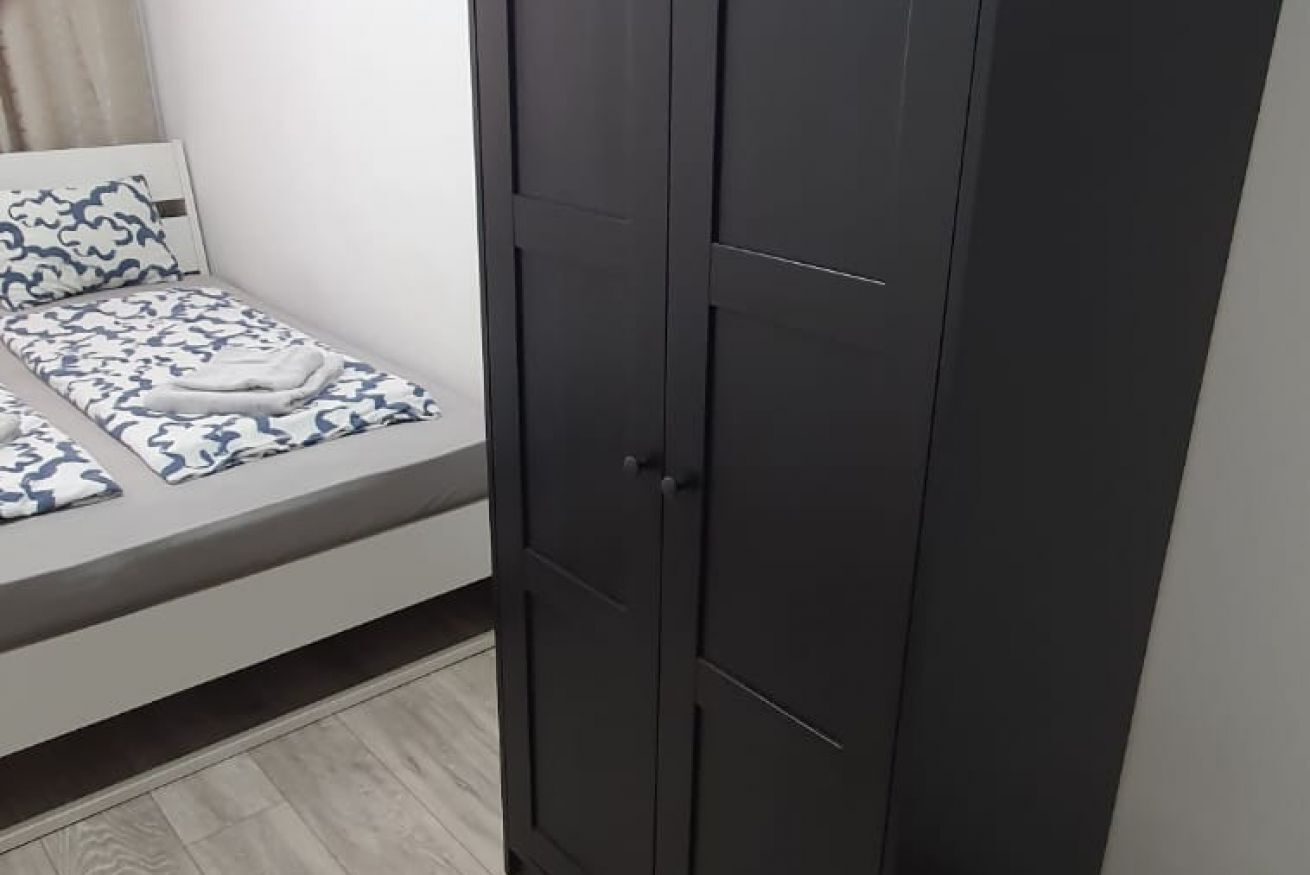 5 bedrooms, iron/ironing board, WiFi, bed sheets