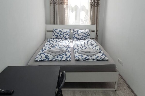 5 bedrooms, iron/ironing board, WiFi, bed sheets - Enkplatz U3 Getaway: Affordable 5-BR Apartment (Vienna)