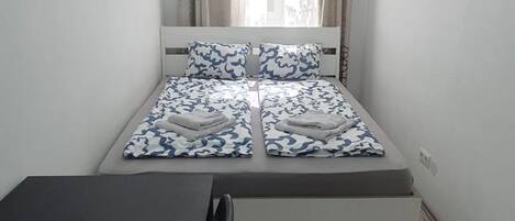 5 bedrooms, WiFi, bed sheets