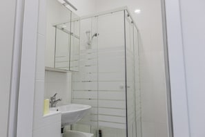 Douche, sèche-cheveux, serviettes fournies, savon