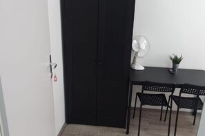 Interior - Enkplatz U3 Getaway: Affordable 5-BR Apartment (Vienna)