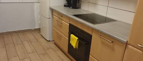 Frigorífico, microondas, horno y placa de cocina